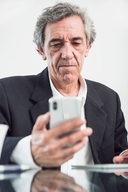 Photo gratuite portrait d'homme senior en regardant smartphone