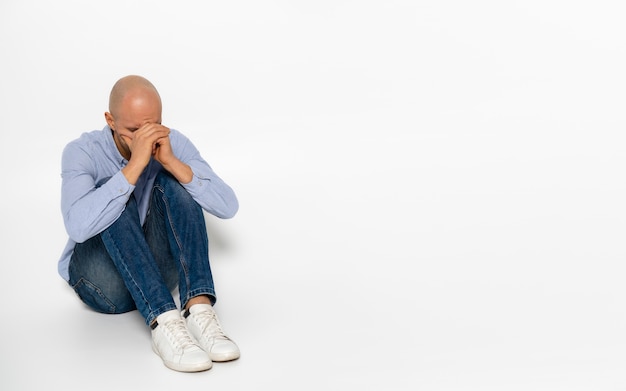 Photo gratuite portrait d'un homme souffrant de schizophrénie