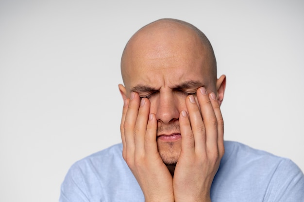 Portrait d'un homme souffrant de schizophrénie