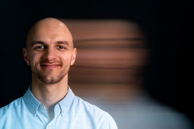 Photo gratuite portrait d'un homme souffrant de schizophrénie