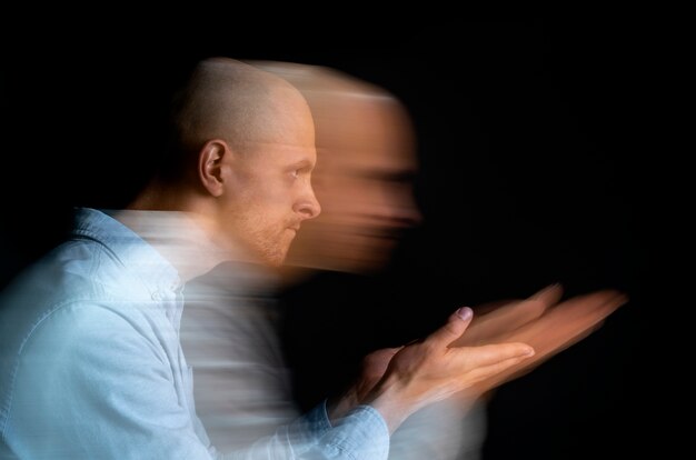 Portrait d'un homme souffrant de schizophrénie