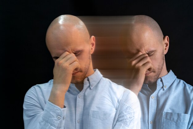 Portrait d'un homme souffrant de schizophrénie
