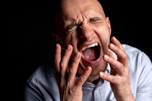 Portrait d'un homme souffrant de schizophrénie