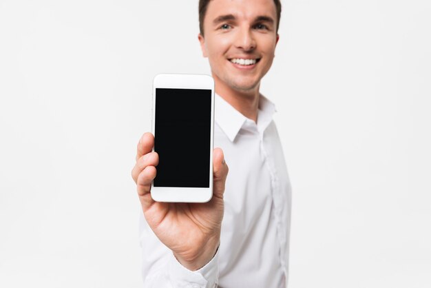 Portrait d'un homme souriant dans une chemise blanche