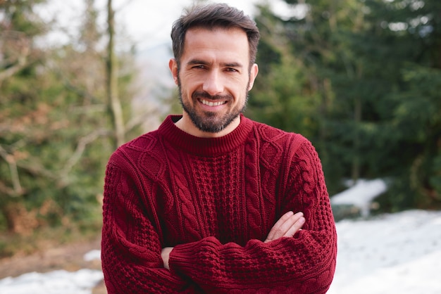 Photo gratuite portrait d'homme souriant dans la forêt