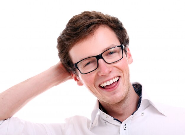 Portrait d'un homme souriant dans des verres