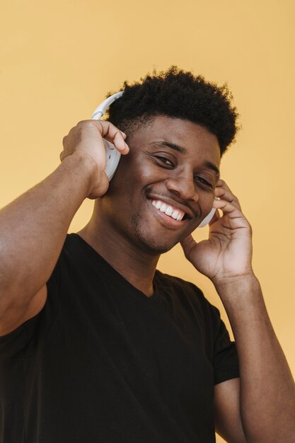 Portrait d'homme souriant, écouter de la musique au casque