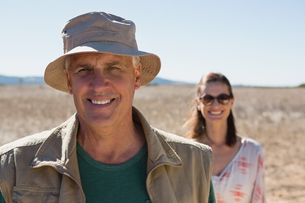 Portrait d'un homme souriant avec femme sur paysage