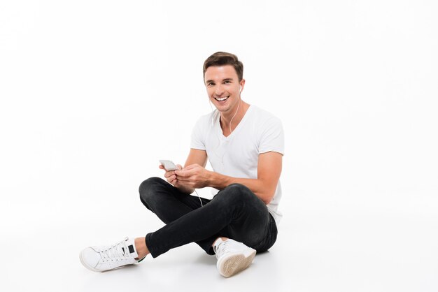 Portrait d'un homme souriant heureux en t-shirt blanc