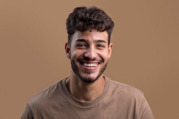 Photo gratuite portrait d'un homme souriant heureux