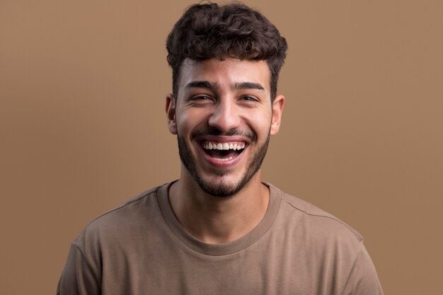 Portrait d'un homme souriant heureux