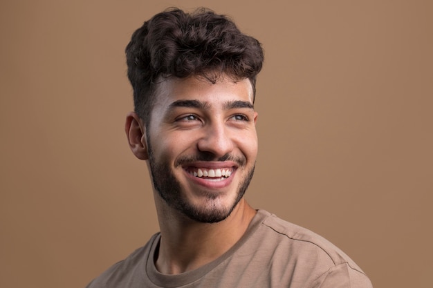 Portrait d'un homme souriant heureux