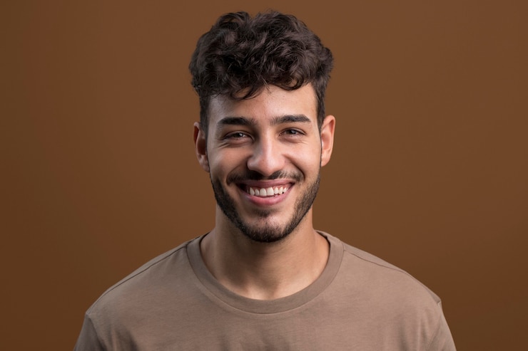Photo gratuit portrait d'un homme souriant heureux