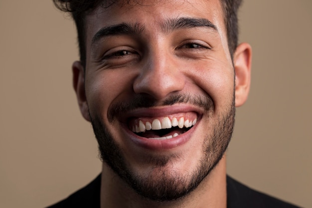 Photo gratuite portrait d'un homme souriant heureux