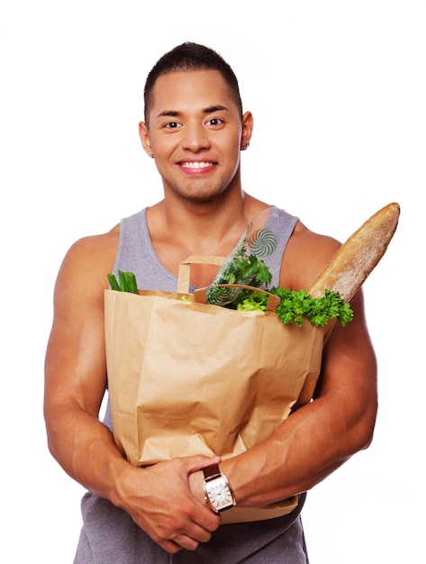 Portrait d'un homme souriant qui pose en studio avec de la nourriture