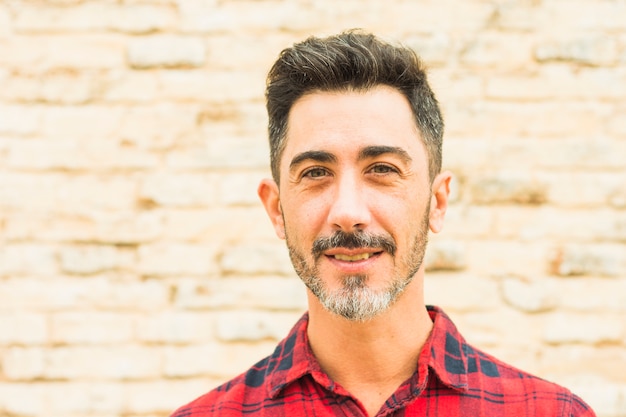 Photo gratuite portrait d'un homme souriant, regardant la caméra