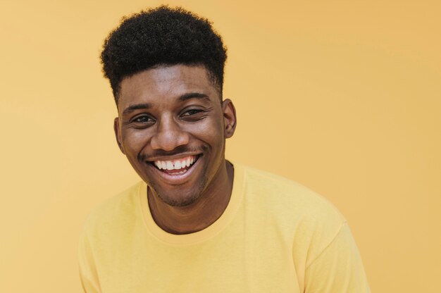 Portrait d'homme souriant