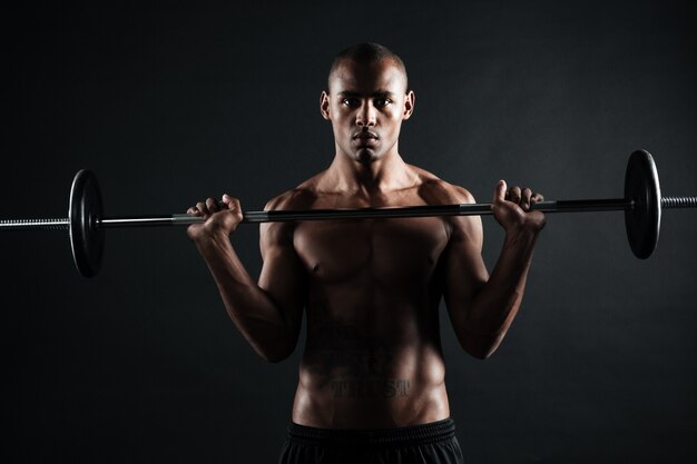 Photo gratuite portrait d'un homme de sport américain safro, faire des exercices avec haltères