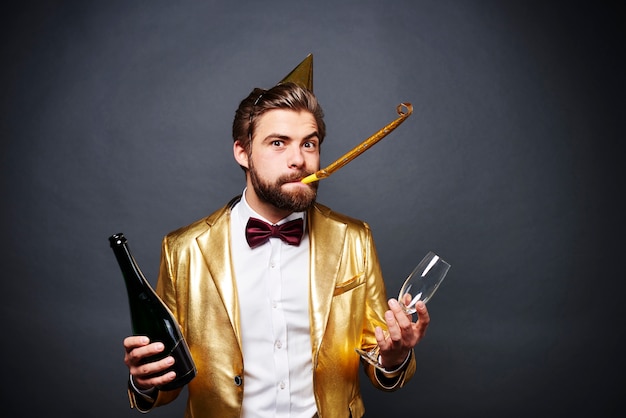 Portrait d'homme tenant une bouteille de champagne et verre de champagne