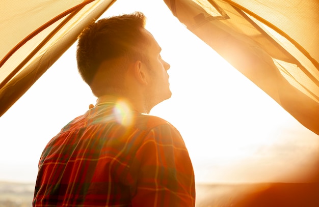 Portrait homme en tente de camping