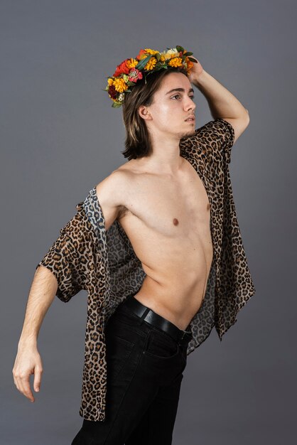 Portrait d'homme torse nu avec couronne de fleurs