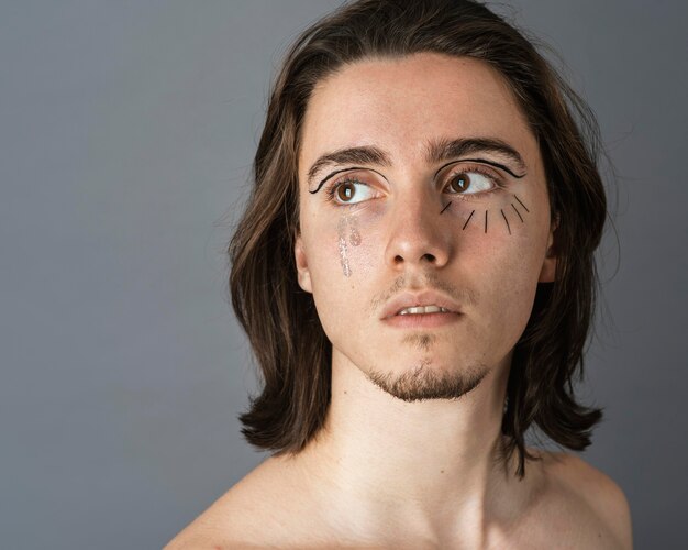 Portrait d'homme torse nu avec du maquillage