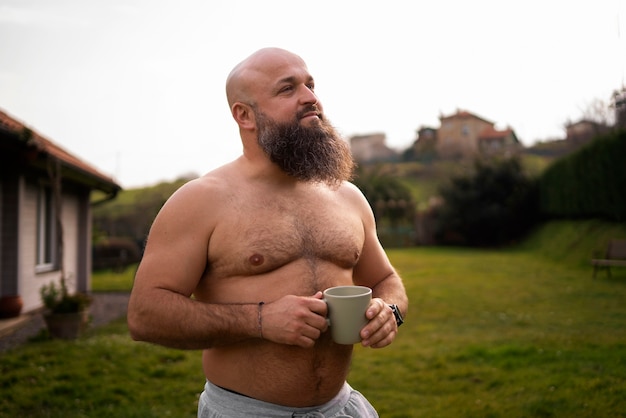 Photo gratuite portrait d'homme torse nu avec poitrine velue