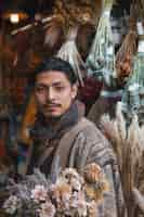 Photo gratuite portrait d'un homme travaillant dans un magasin de fleurs séchées