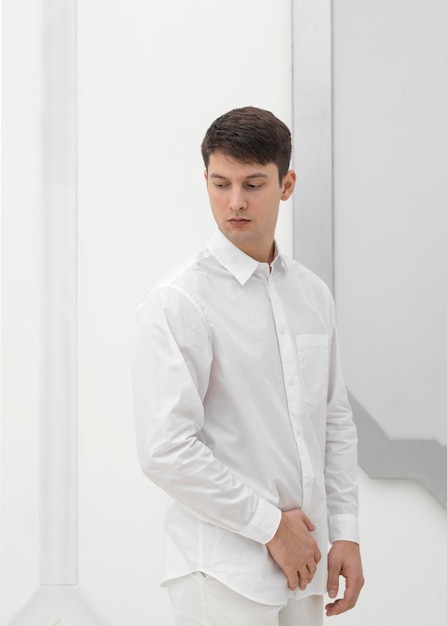 Portrait homme vêtu de vêtements blancs