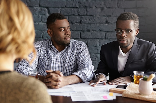 Portrait d'hommes d'affaires afro-américains confiants et prospères qui embauchent un nouveau comptable dans leur entreprise