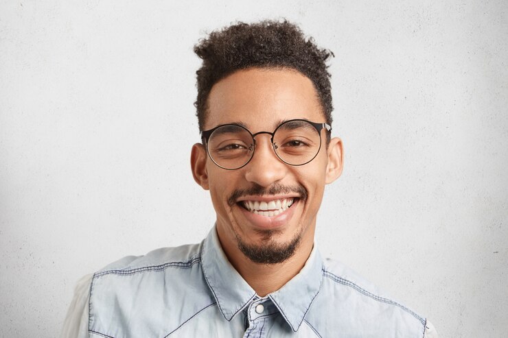 Photo gratuit portrait horizontal d'heureux entrepreneur masculin heureux de réussir