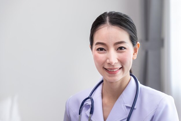 Portrait d'une infirmière asiatique souriante regardant la caméra