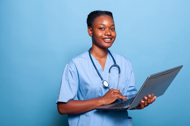 Portrait d'une infirmière praticienne afro-américaine souriant à la caméra