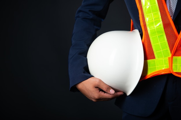 Photo gratuite portrait d'un ingénieur de chantier joyeux jeune homme d'affaires, se bouchent.