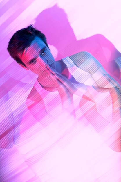 Photo gratuite portrait intérieur de bel homme dans un style vaporwave