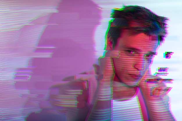 Photo gratuite portrait intérieur de bel homme dans un style vaporwave