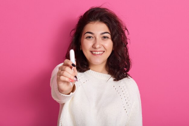 Portrait intérieur de femme mignonne charismatique positive souriant sincèrement