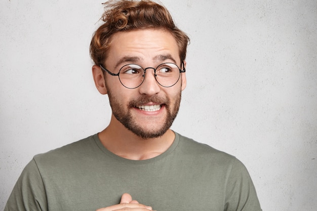 Photo gratuite portrait intérieur de jeune homme barbu avec une coiffure à la mode