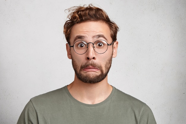 Photo gratuite portrait intérieur de jeune homme barbu avec une coiffure à la mode