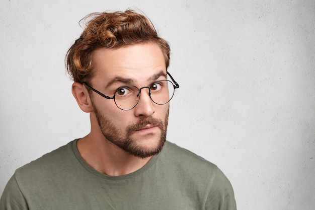 Photo gratuite portrait intérieur de jeune homme barbu avec une coiffure à la mode