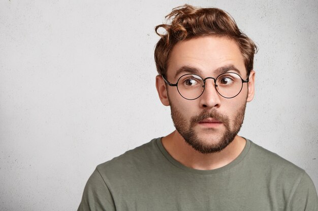 Photo gratuite portrait intérieur de jeune homme barbu avec une coiffure à la mode