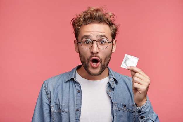 Photo gratuite portrait intérieur de jeune homme barbu avec une coiffure à la mode