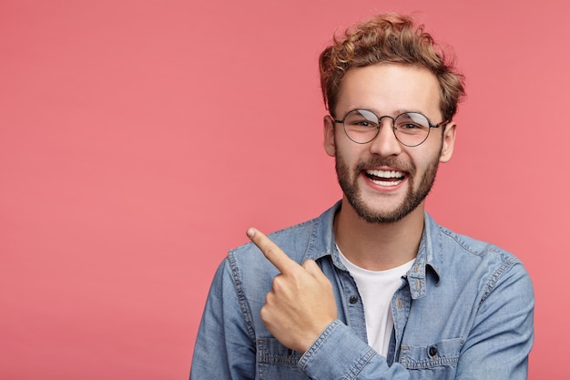 Photo gratuite portrait intérieur de jeune homme barbu avec une coiffure à la mode