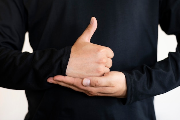 Photo gratuite portrait d'un interprète enseignant la langue des signes