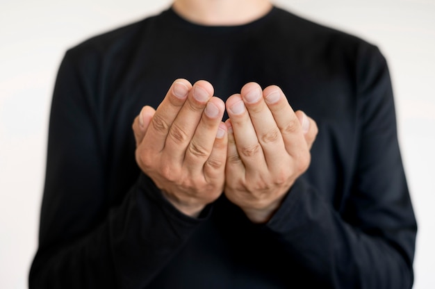 Portrait d'un interprète enseignant la langue des signes