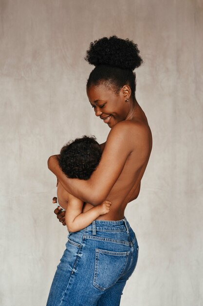 Portrait intime de belle mère tenant son bébé