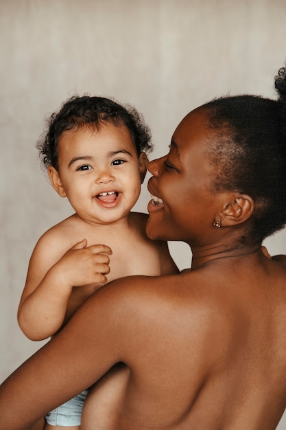 Photo gratuite portrait intime de la belle mère tenant son jeune enfant