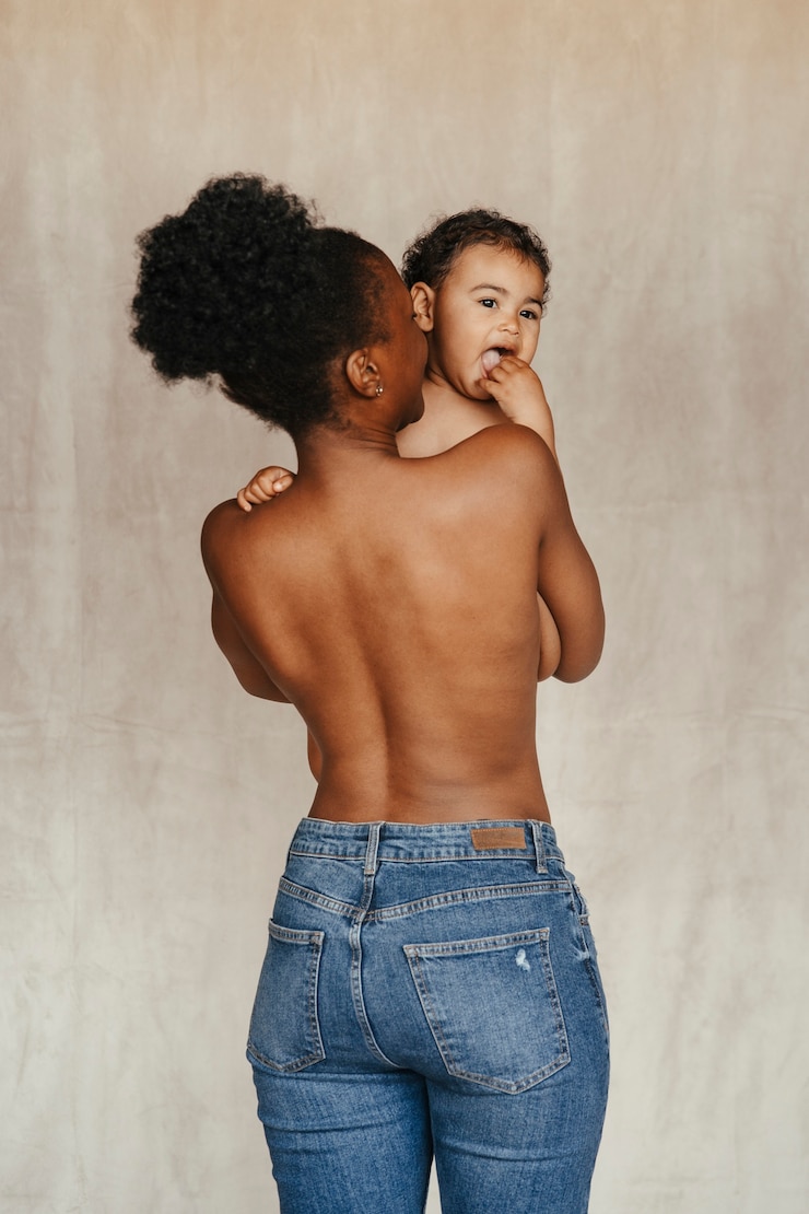 Photo gratuit portrait intime de la belle mère tenant son jeune enfant