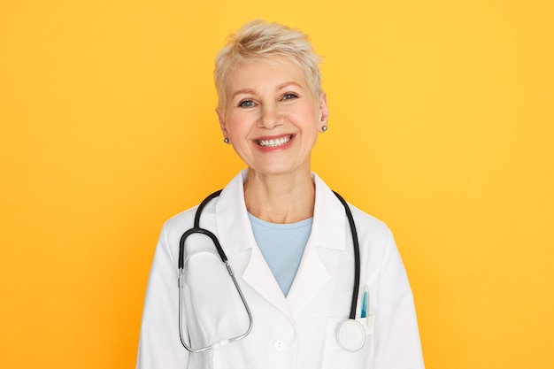 Portrait Isolé De Femme Médecin D'âge Moyen Expérimenté Confiant Avec Coupe De Cheveux Blonde Courte à La Recherche D'un Sourire Heureux