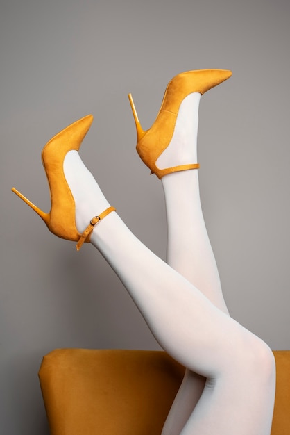 Portrait des jambes de la femme avec des talons hauts élégants et des collants